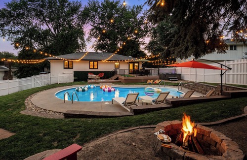 Leawood Southwest Maison | Omaha Oasis! Pool, Hot Tub, Mini Golf, Bar, Games