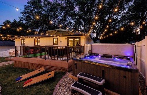 Leawood Southwest Maison | Omaha Oasis! Pool, Hot Tub, Mini Golf, Bar, Games