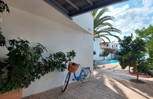 Anaxos Appartement | Omega Rooms Anaxos family run apartments with pool just 400m to the beach