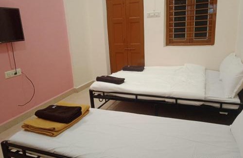 Goregaon West Maison | Omkar Galaxy Executive Guest House & AC Dormitory Nr Nesco Mumbai