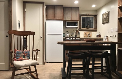 Vashon Island Cottage | Sur un domaine de 40 acres, baignoire extérieure, foyer, hamacs, animaux domestiques!