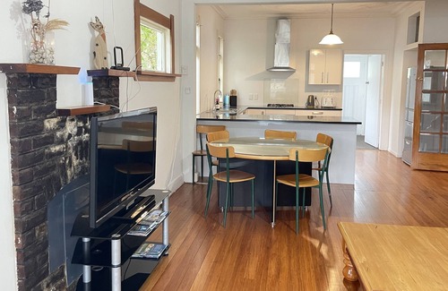 Johnsonville Maison | on bus route, handy location