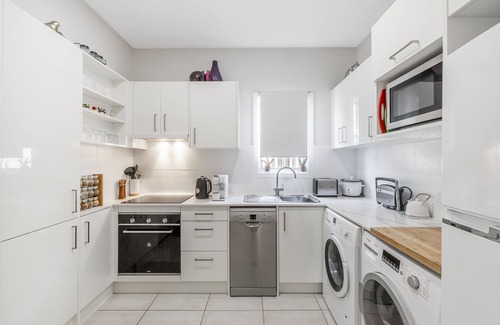 Lota Appartement | On Esplanade own 2 bedroom flat & pool, Manly cafe precinct