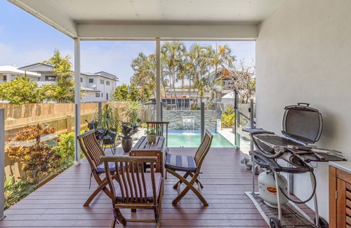 Lota Appartement | On Esplanade own 2 bedroom flat & pool, Manly cafe precinct