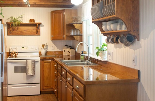 Weyers Cave Cottage | On farm cottage with mountain views.