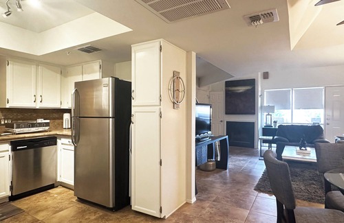 South Scottsdale Copropriété | Sur la ceinture de verdure, 2 grands lits, 2 salles de bain, garage, foyer, piscine chauffée