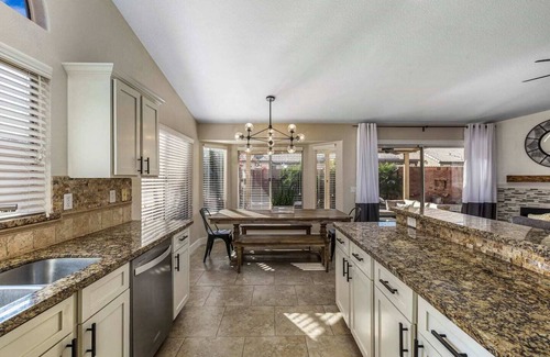 Gilbert Maison | On HGTV Show House Hunters! Heated Pool! Family & Dog friendly, Prime location!