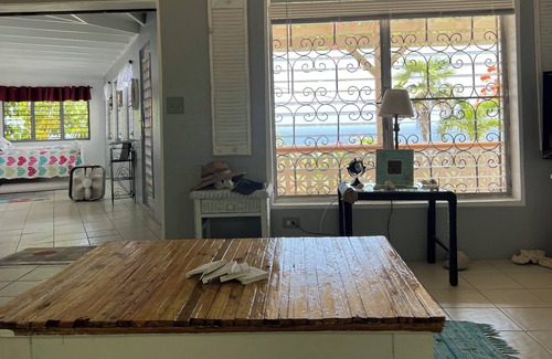 La Grande Princesse Villa | On Island Time.. Quaint Cottage Retreat.. 5 mins to Beach..