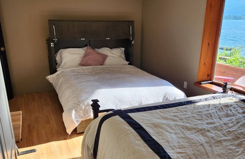 North Okanagan Maison | On Mable Lake, Park Mountain sledding and ATV area. All season recreation!!!