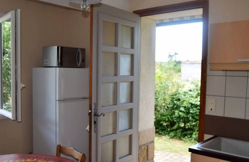 Saint-Etienne-de-Fontbellon Appartement | Au rez de chaussée de la maison du propriétaire appart. agréable
