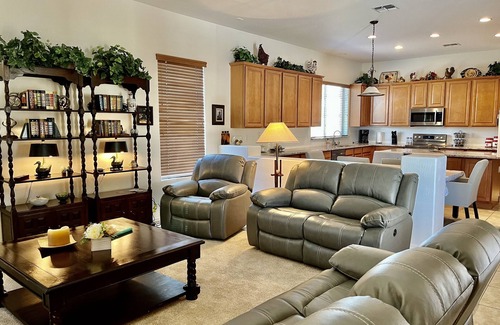 San Tan Valley Maison | Luxe sur terrain de golf, Mtn. Vue, piscine chauffée & Spa, 1 niveau 2800 SQ. FT.