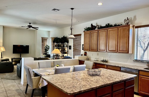 San Tan Valley Maison | Luxe sur terrain de golf, Mtn. Vue, piscine chauffée & Spa, 1 niveau 2800 SQ. FT.