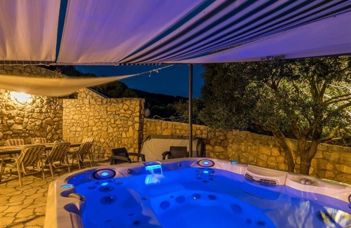 Miholascica Maison | On the island of Cres, in the small quiet coastal village of Miholascica, you will find this comfort