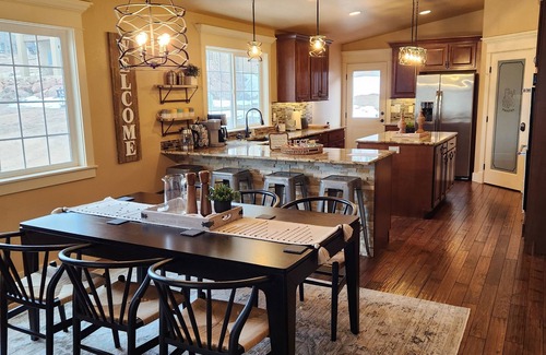 Palmer Lake Maison | ON THE LAKE Family Retreat ~ Kayaks ~ Bikes ~ Hot Tub ~ Game Room ~ Pets Allowed