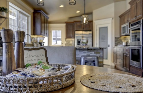Palmer Lake Maison | ON THE LAKE Family Retreat ~ Kayaks ~ Bikes ~ Hot Tub ~ Game Room ~ Pets Allowed