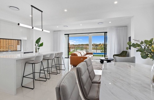 Mango Hill Maison | On the Lake - Modern Mofflin