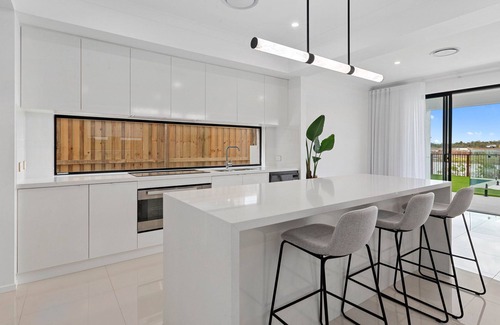 Mango Hill Maison | On the Lake - Modern Mofflin