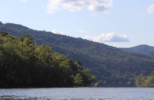 Bellepoint Maison | On the New River, Huge Porch, Well-Equipped Kitchen, WiFi, Pet-Friendly