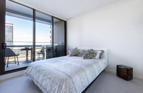 Docklands Appartement | On the River - A Resort-style Retreat in Docklands