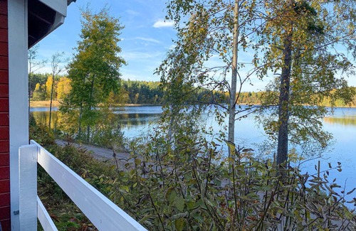 Kolmarden Maison | On the shore of Lake Torsjön, this compact cottage with private sauna welcomes you.