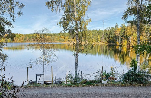 Kolmarden Maison | On the shore of Lake Torsjön, this compact cottage with private sauna welcomes you.