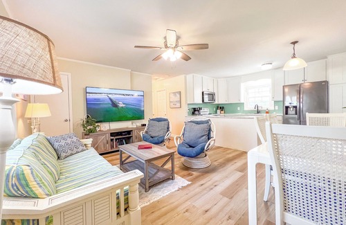 Cedar Point Maison | On the water 4 mins from Emerald Isle. Awesome kayaking with kayaks and Launch!