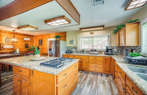Onalaska Maison | Onalaska Home w/ Game Room, Sunroom & Lake View!