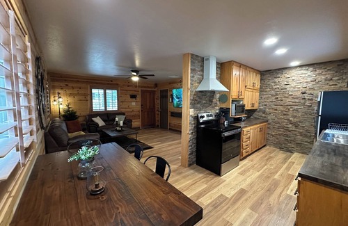 Christopher Creek Cabine | Once Upon a Creek: Newly Renovated Cozy Cabin In The Pines w/Patio Play Area