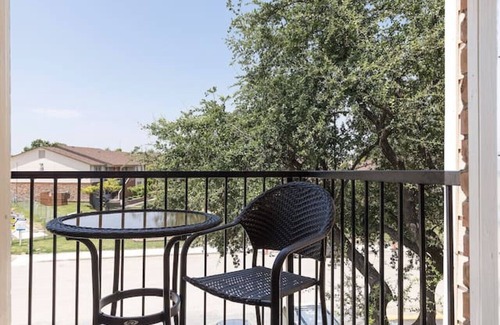 Park Central Appartement | ONE BED ONE BATH AFFORDABLE APT WITH BALCONY!