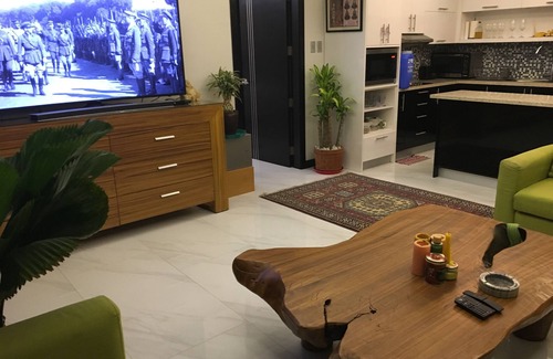 Malabanias Copropriété | une chambre, 82 mètres carrés, joliment meublée, W / D, congélateur avec machine à glaçons, lit King