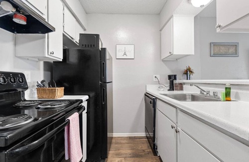 Park Central Appartement | One Bedroom Apartment- Access to all DFW!