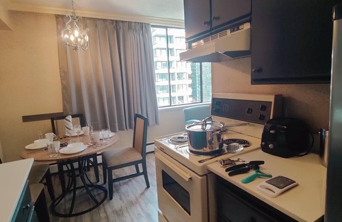 West End Hôtel | One Bedroom Apartment with Robson View