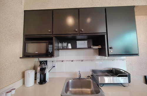 West End Hôtel | One Bedroom Apartment with Robson View