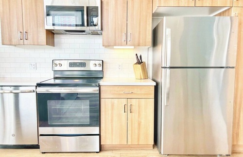East Village Appartement | One Bedroom Apartment w/Balcony and City Views!