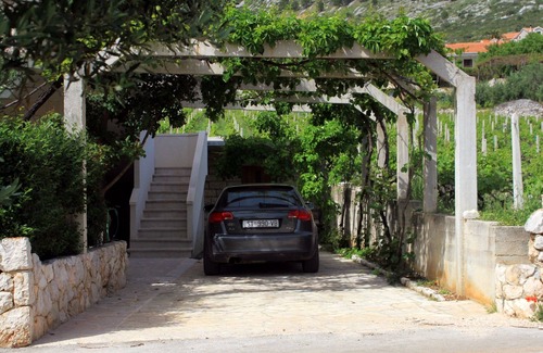 Ivan Dolac Appartement | Appartement d'une chambre avec la terrasse et la vue sur le mer Ivan Dolac, Hvar (A-592-c)