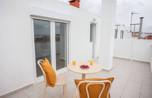 Cacilhas Appartement | One bedroom Apt | Almada | Balcony w/River Views!