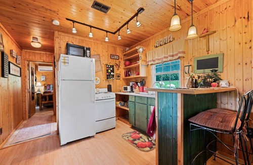Asheville Cabine | One Bedroom Cabin 43 Acre Retreat Pets OK-Fenced, Private, Views, Internet