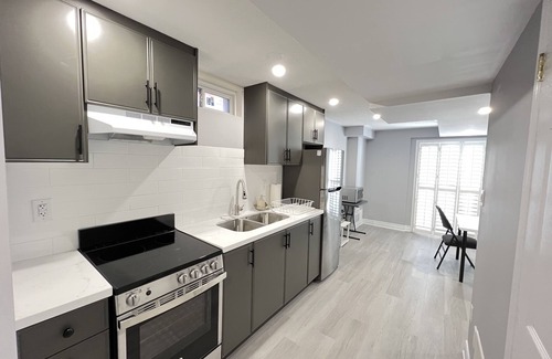 Meadowvale Village Maison | One bedroom ensuite toilet on main level & kitchen, living, bathroom lower level