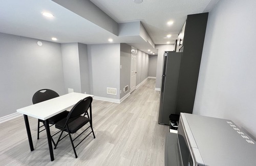 Meadowvale Village Maison | One bedroom ensuite toilet on main level & kitchen, living, bathroom lower level