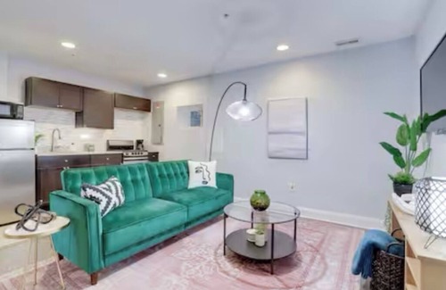 Deanwood Appartement | One bedroom garden level home with free parking and full kitchen
