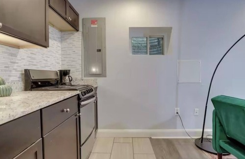 Deanwood Appartement | One bedroom garden level home with free parking and full kitchen