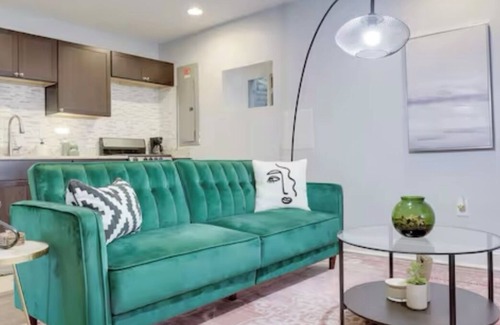 Deanwood Appartement | One bedroom garden level home with free parking and full kitchen