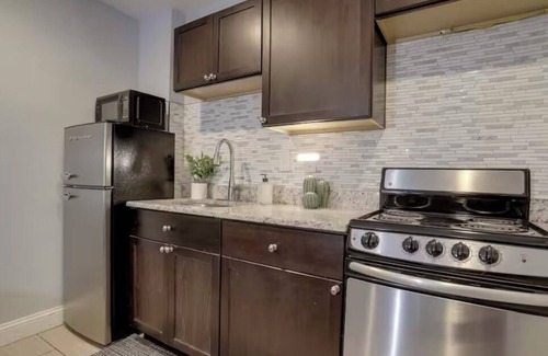 Deanwood Appartement | One bedroom garden level home with free parking and full kitchen