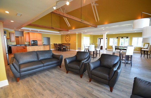 Geneva Lit Et Petit-Déjeuner | One Bedroom Lakefront Suite at our Lakefront Paradise. Pool, Hot Tub, Kayaks and more. Sleeps 2 Adults