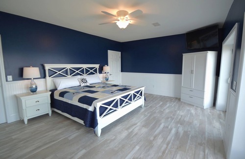 Geneva Lit Et Petit-Déjeuner | One Bedroom Lakefront Suite at our Lakefront Paradise. Pool, Hot Tub, Kayaks and more. Sleeps 2 Adults
