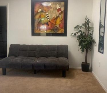 Aurora Highlands Appartement | One Bedroom One street over from Amazon HG