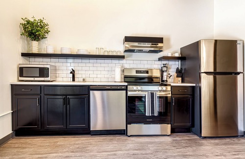 Madison Maison | One Bedroom Queen in the heart of downtown.