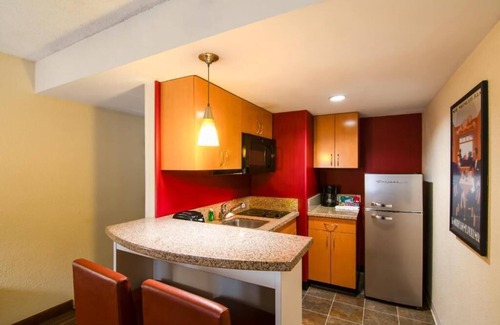 Westborough Hôtel | One Bedroom Queen Suite with sofa bed and fully equipped kitchen
