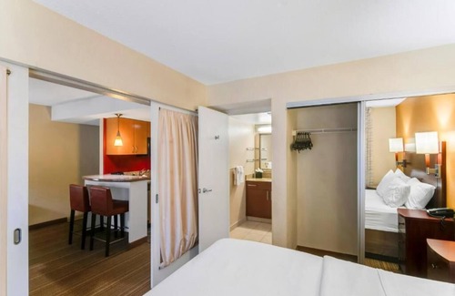Westborough Hôtel | One Bedroom Queen Suite with sofa bed and fully equipped kitchen