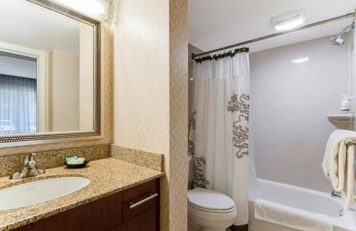 Westborough Hôtel | One Bedroom Queen Suite with sofa bed and fully equipped kitchen